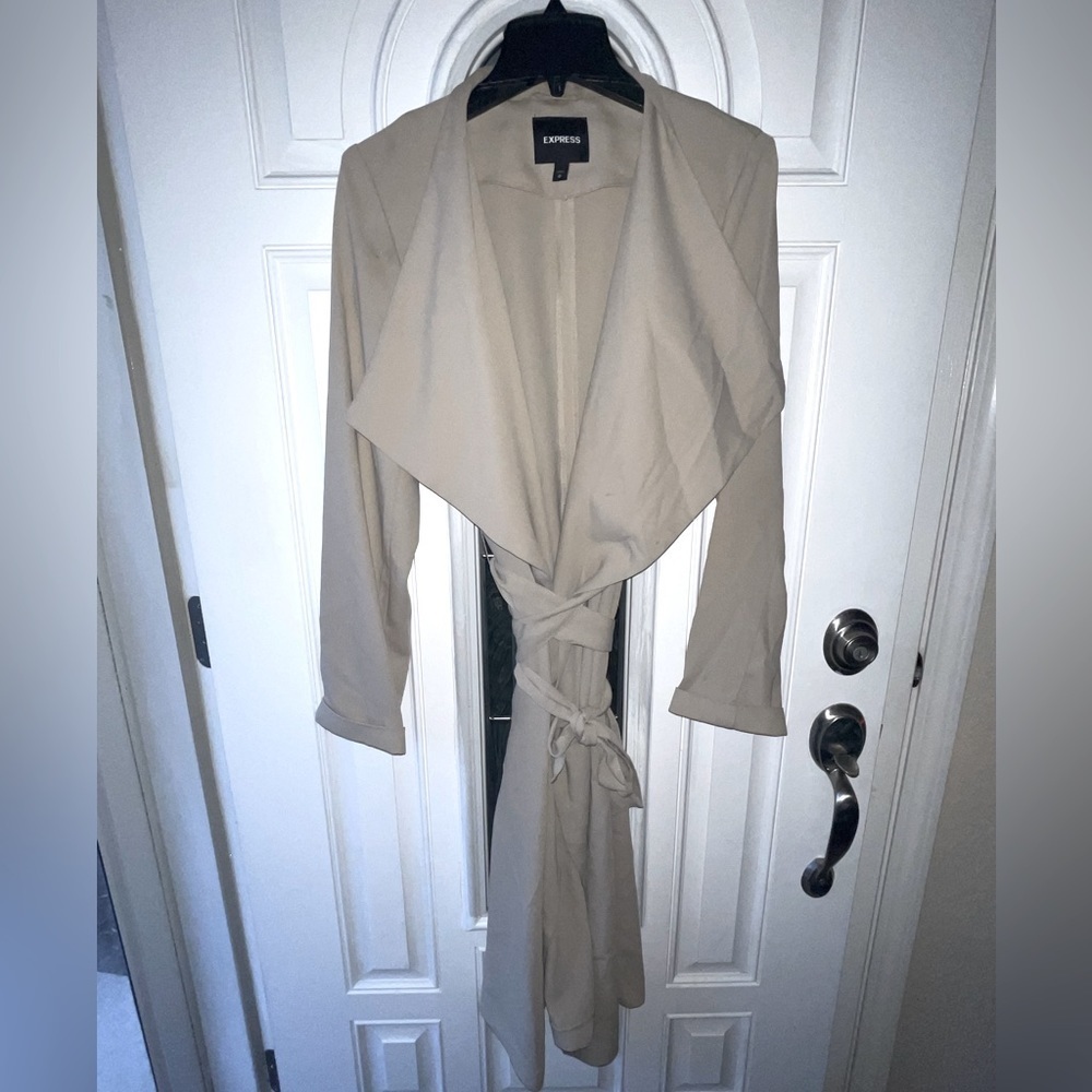 Express Trench Coat with Belt and Pockets